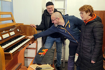 Orgelbauer Timo Merki führt Pfarrer Joachim Leberecht und Kantorin Andrea Leersch-Krüger den zukünftigen Klang vor.