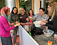 Die Frauen aus der Ukraine kochen an diesem Abend Borschtsch. Neugierig schauen die anderen Frauen in ihren Kochtopf und stellen interessiert Fragen.